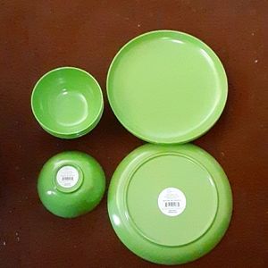 4 plastic bowls and 4 plastic plates